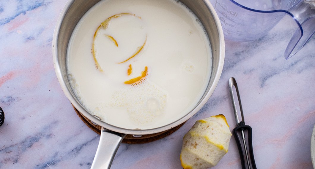 Tillsätt mjölk och värm tills det sjuder. Rör då och då. 