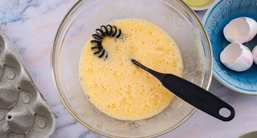 Vispa ihop ägg och socker. 