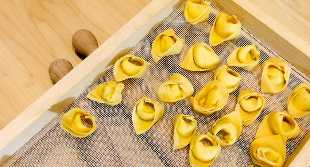 Färska tortellonisar fyllda med ricotta, riven parmesan och hackad persilja. 