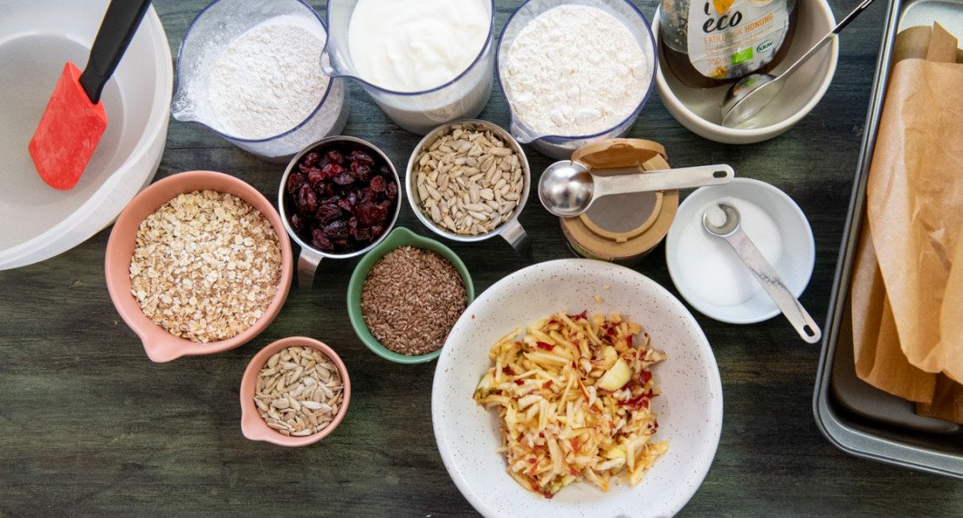 Ingredienser till brödet: fiberhavregryn, solrosfrön, tranbär, rågsikt, yoghurt, linfrön, vetemjöl, bikarbonat, rivet äpple, honung och salt. 