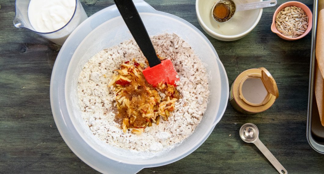 Blanda alla torra ingredienser i en bunke. Tillsätt rivet äpple och honung. 
