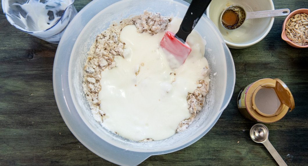 Tillsätt yoghurt och rör ihop till en kladdig deg. 