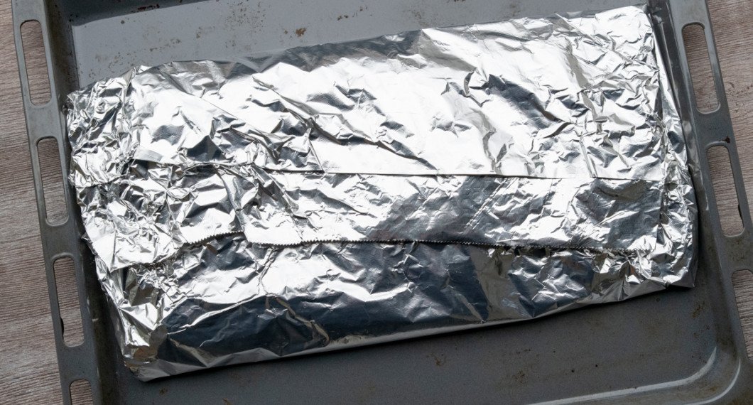 Revbenspjället inslaget med marinad redo att stekas på låg temperatur i ugnen. 