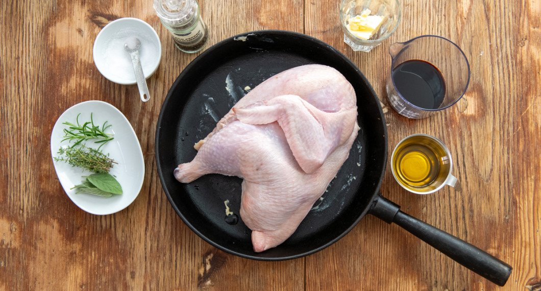 Jag stekte en halv ungtupp i smord gjutjärnspanna och smaksatte med rosmarin, timjan, salvia, smör, rapsolja, salt, peppar samt ketjap manis soja. 