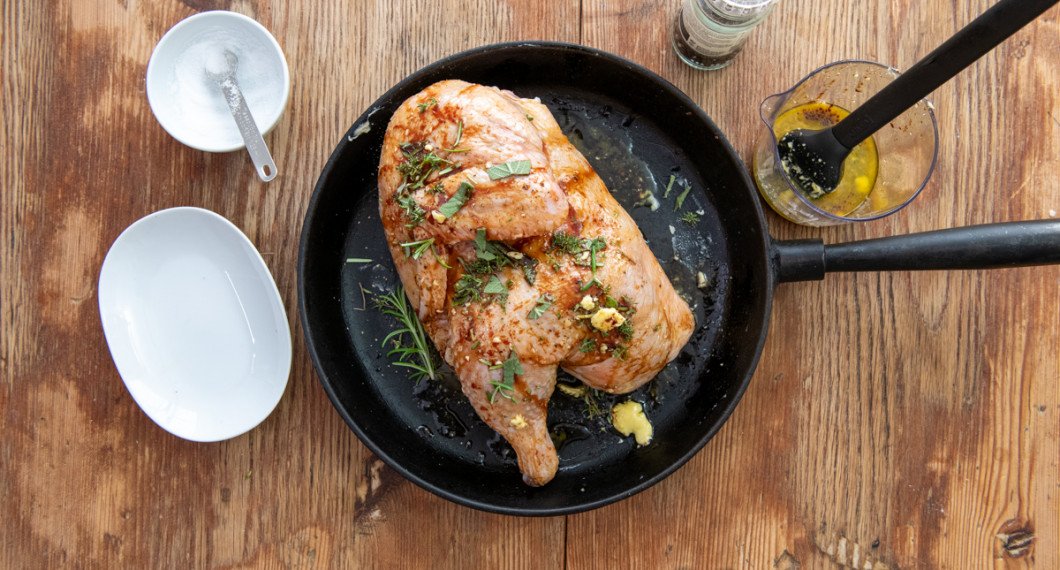 Krydda ungtuppen med salt, peppar, hackade örter samt pensla med ketjap manis, rapsolja samt smält smör. 