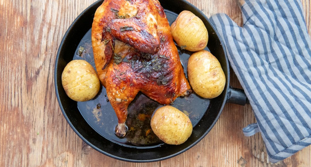 Efter 30 minuter lägger du med potatisar och rostar med dem i pannan i ytterligare ca en timme. 