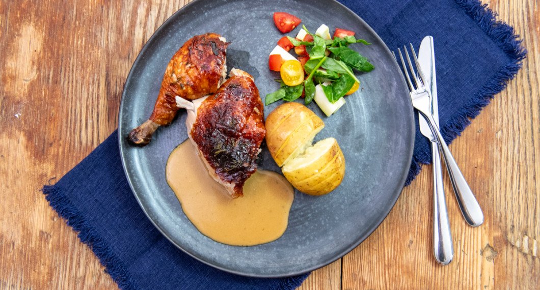 Gör sås och smaksätt med stekskyn. Skär upp tuppen till servering i delar. Servera med potatisen, sås och grönsallad. 