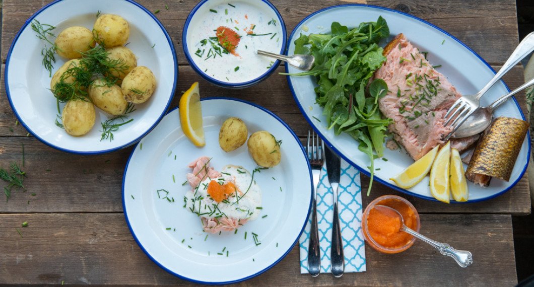 Enkelt och snabbt men festligt och lyxigt. Svensk sommar- och snabbmat.