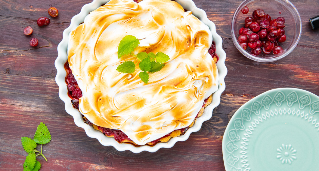 Varmvispad maräng håller formen länge på bakverk som paj, tartletter eller liknande. 