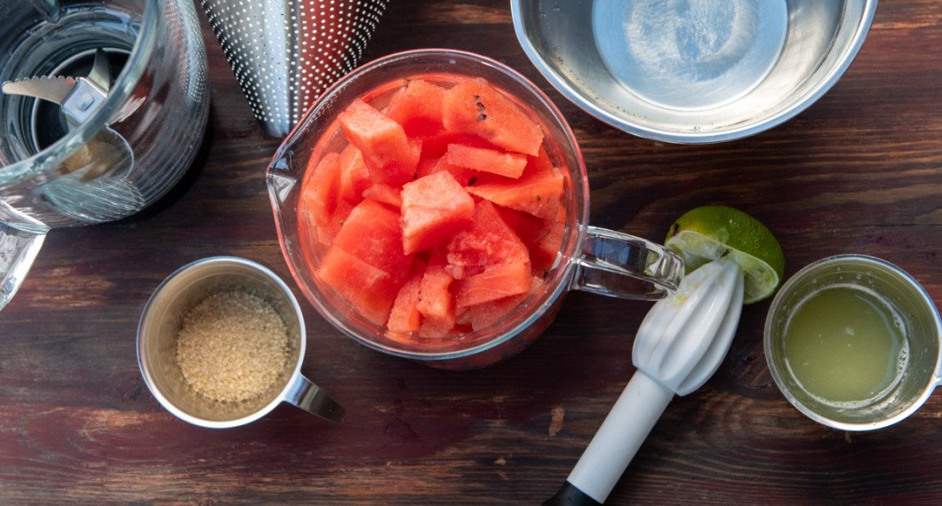 Till vattenmelondrickan behöver du mogen vattenmelon, rörsocker, pressad lime samt vatten. 