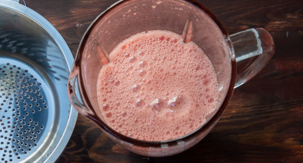 Mixa tärnad vattenmelon, socker, lime och vatten i en mixer. 