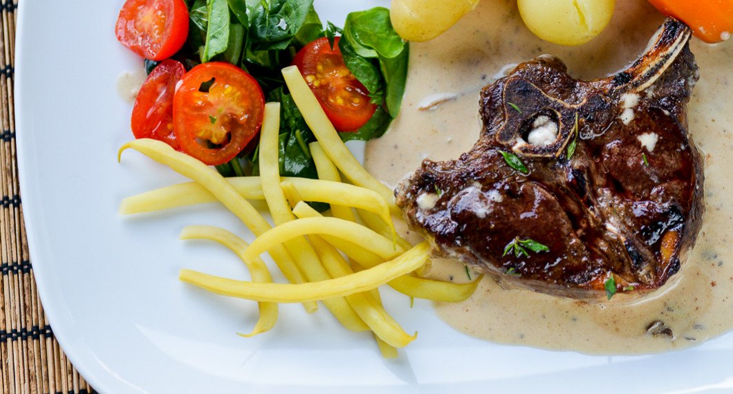 Kokta vaxbönor serverade som tillbehör