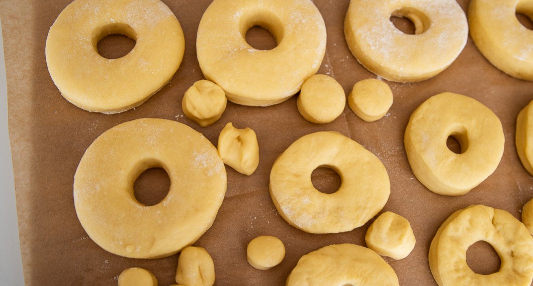 Veganska munkarna eller doughnuts på jäsning