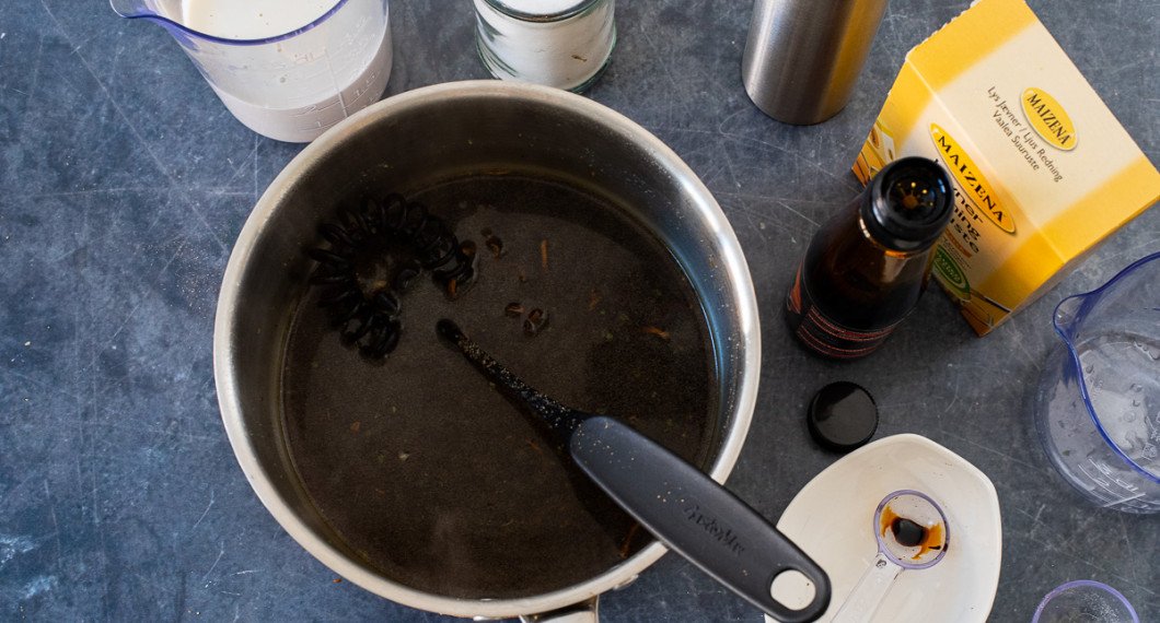 Koka ihop vatten, grönsaksbuljong, soja och torkad svamp i en kastrull. Red med ljus maizenaredning. 