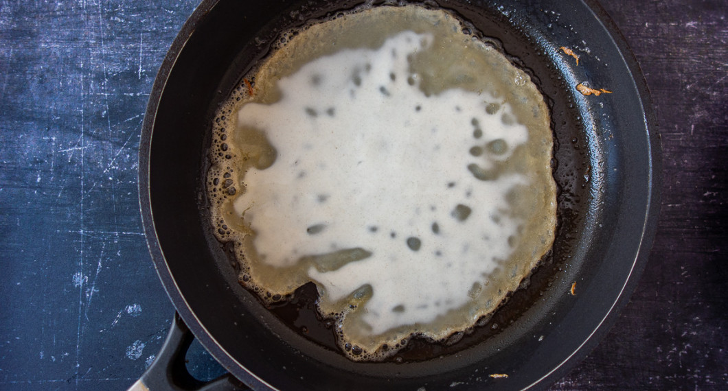 Stek en pannkaka i taget i flytande margarin. 