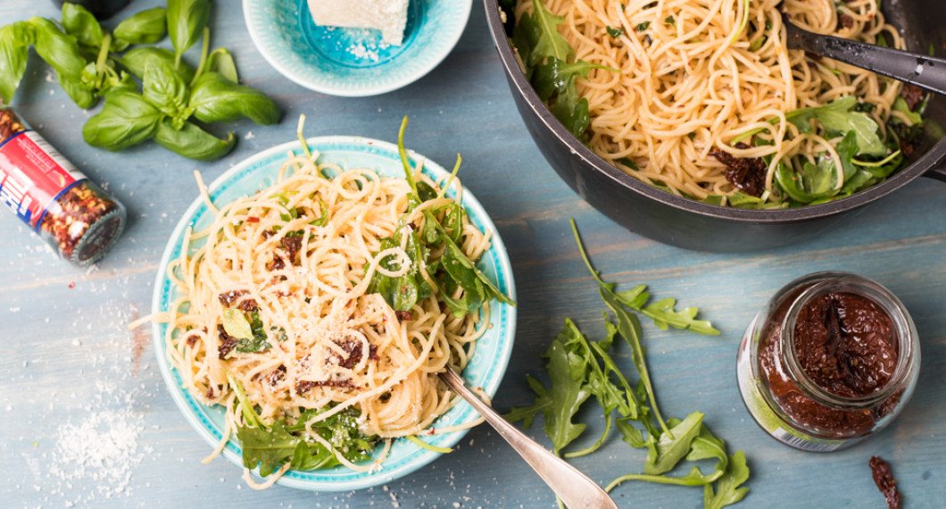 Salta soltorkade tomater, smakrik chili och ruccola samt aromatisk basilika blir mycket gott ihop. 