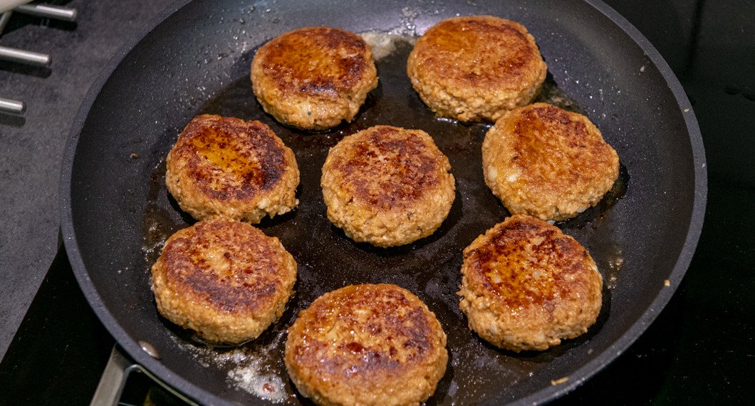Veganbiffar med sojafärs i stekpanna