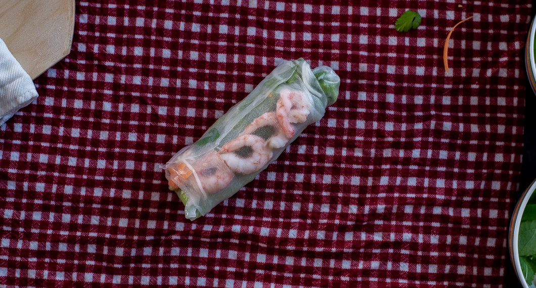 Rulla sedan ihop helt till en dolme. Tips är att fukta fingrarna i vattnet lite då och då eftersom rispappret är klistrigt. 