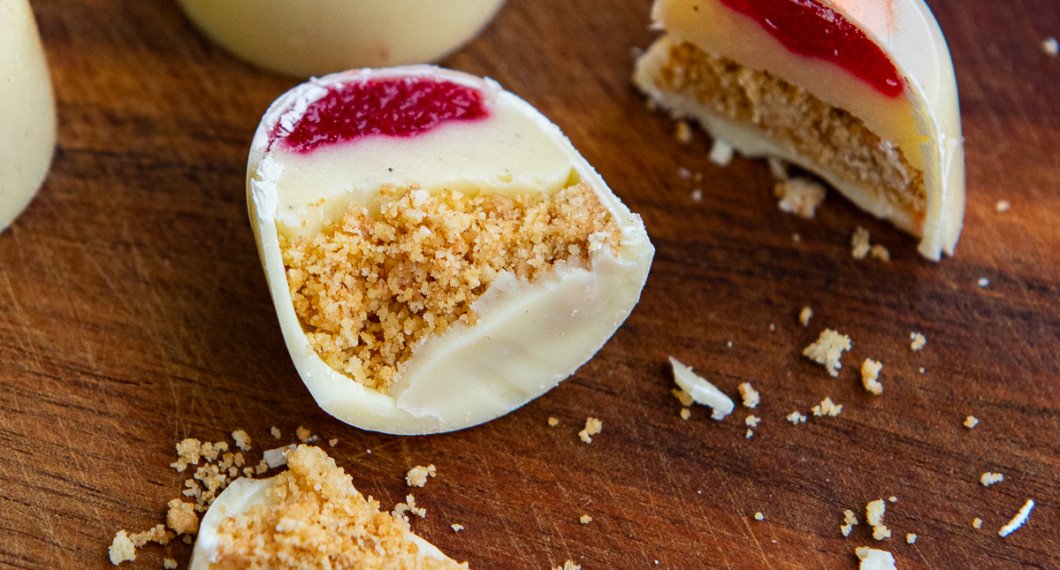 Pralinerna fylls i lager likt en cheesecake