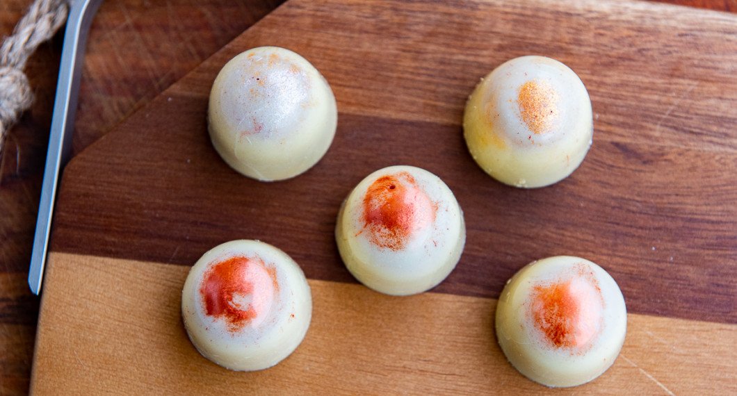 Pralineran blir blanka och fina med tempererad vit choklad och dekorationspulver i brons