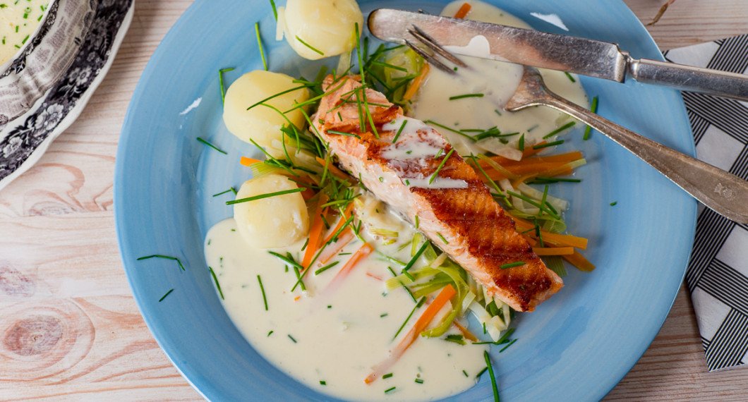 Vitvinssås passar till nästan all slags fisk. Förslagsvis stekt eller grillad lax. 