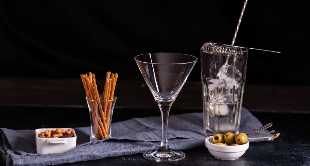 Mät upp vodka och martini i ett rörglas med is och sila sedan över i martiniglaset. 