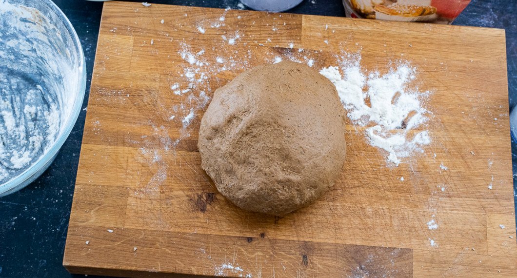 Knåda degen smidig på bakbord eller skärbräda eller i maskin ca 5 minuter. 