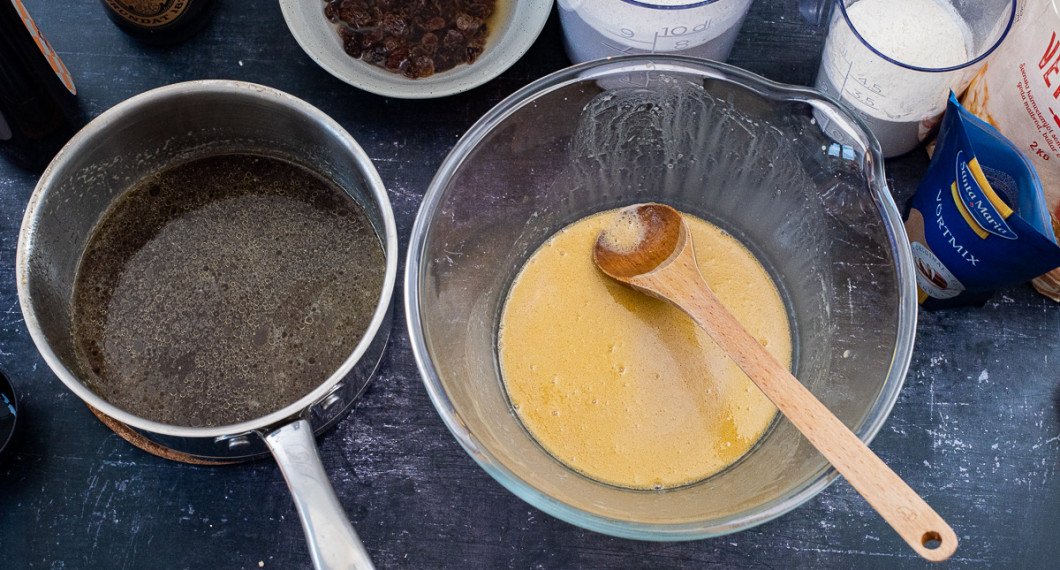 Smula jästen. Smält smör och tillsätt porter och vatten. Värm fingervarmt. Rör ut jästen i lite av degvätskan. 