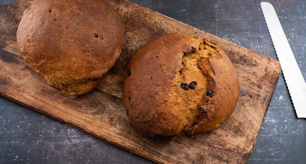 Låt vörtbröden svalna utan kökshandduk för en knaprig skorpa eller under kökshandduk för en mjukare skorpa. 