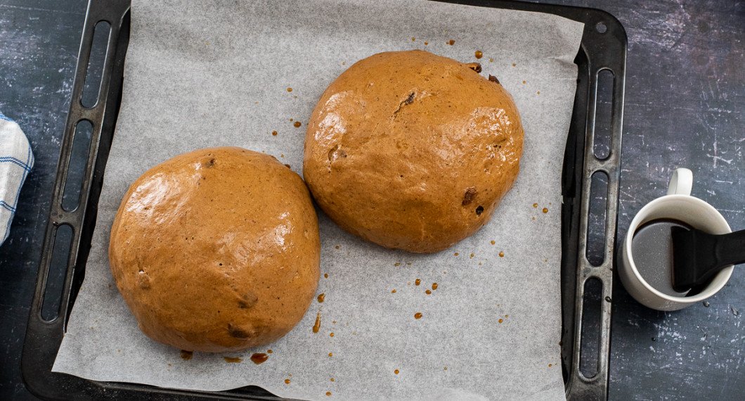 Pensla bröden med kaffe eller vatten. 