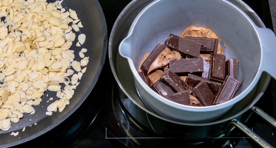 Rosta flagad mandel i en panna. Smält choklad och nougat i vattenbad. 