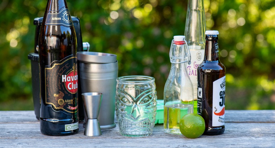 Till drinken behöver du mörk rom, iskross, shaker, cl-mått, tiki-glas, is, sockerlag eller Triple Sec, lime, Galliano samt Ginger Beer. 