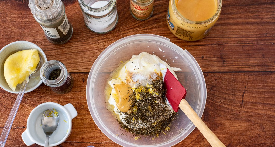 Yoghurtsåsen blandar du enkelt med matyoghurt, honung, riven och pressad citron, mynta, salt, peppar samt lite paprikapulver. 