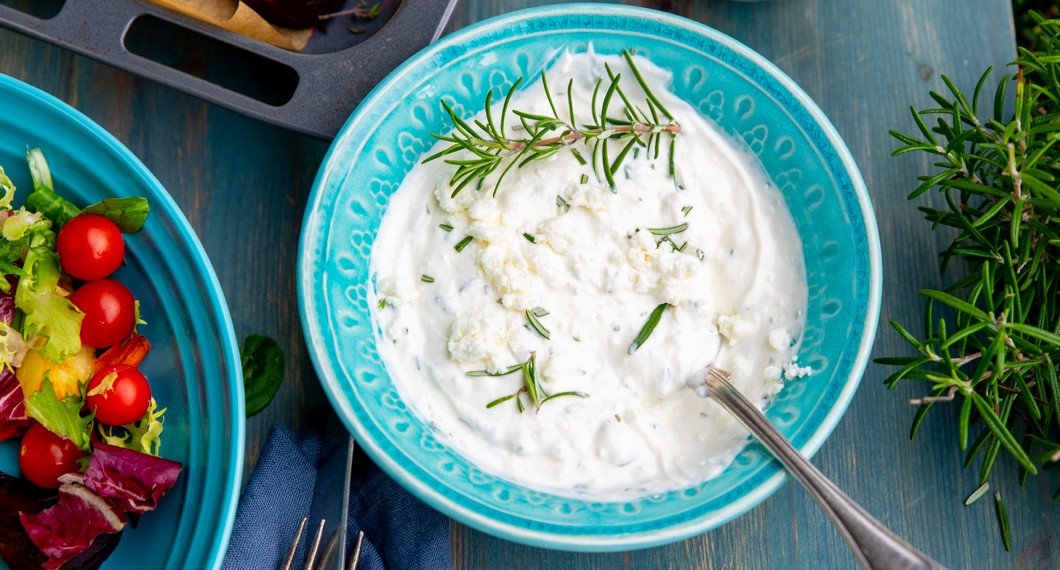 Sås med matyoghurt och smulad fetaost smaksatt med färsk rosmarin