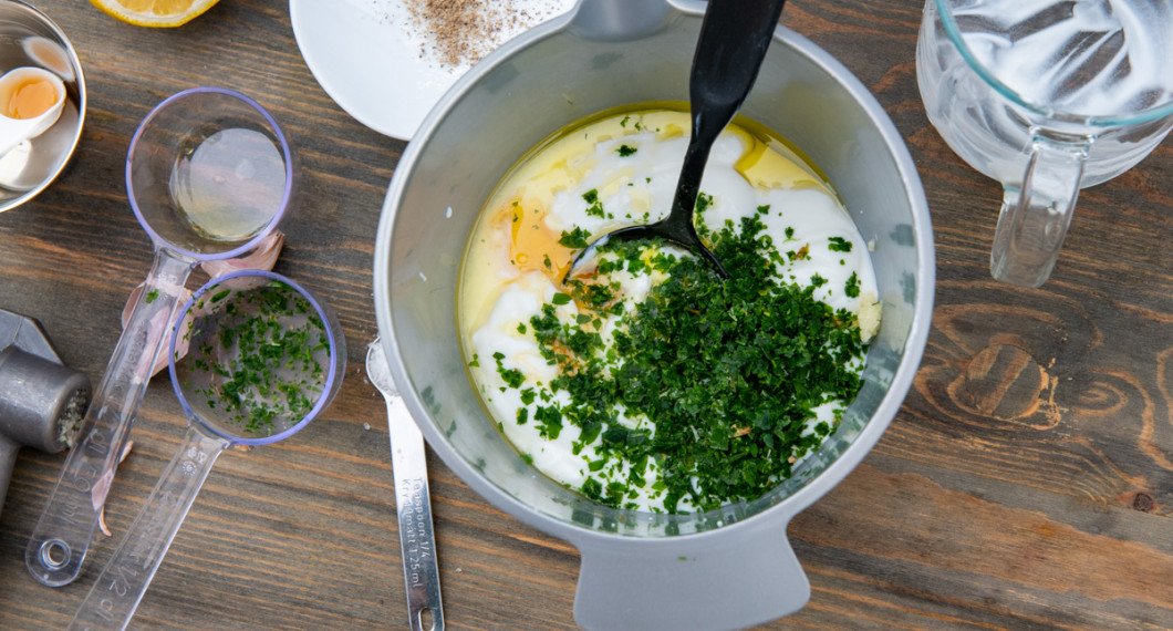 Blanda allt i en bunke och smaka av med sweet chili eller honung för sötma, citron för syra samt salt och peppar. 