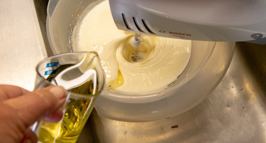 Vispa äggen fluffiga med socker samt tillsätt olja lite i taget. 