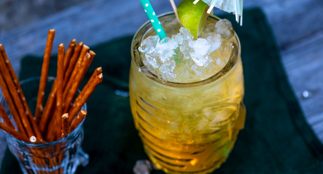 Skaka alla ingredienser i en shaker med is och fyll upp i ett tiki-glas med krossad is. Garnera med limeklyfta, sugrör, drinkpinne och ev. paraply. 