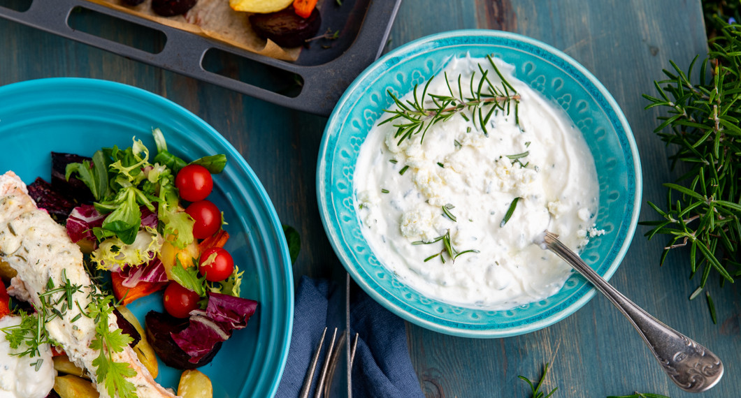 Extra sås du blandar av matyoghurt, fetaost och samt smaksätter med rosmarin - samma smaker som i fetaoströran på laxen. 