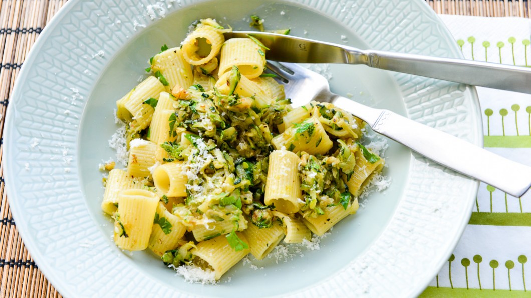 Pasta med zucchini och valnötter