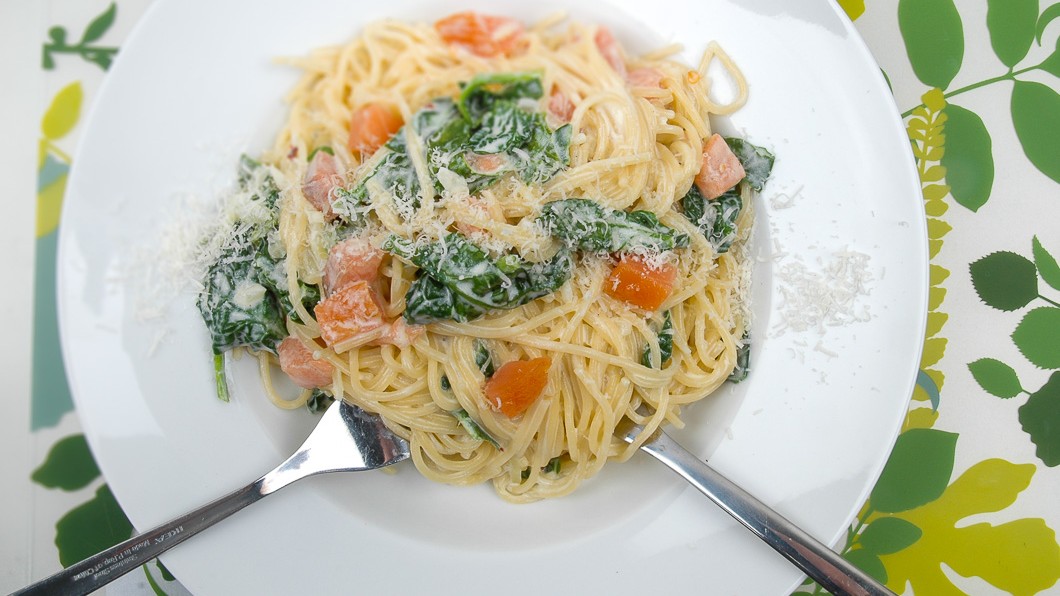 Pasta med rökt lax och spenat