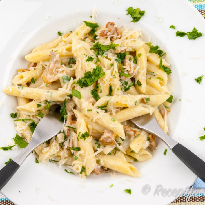 Pasta med kantarellsås