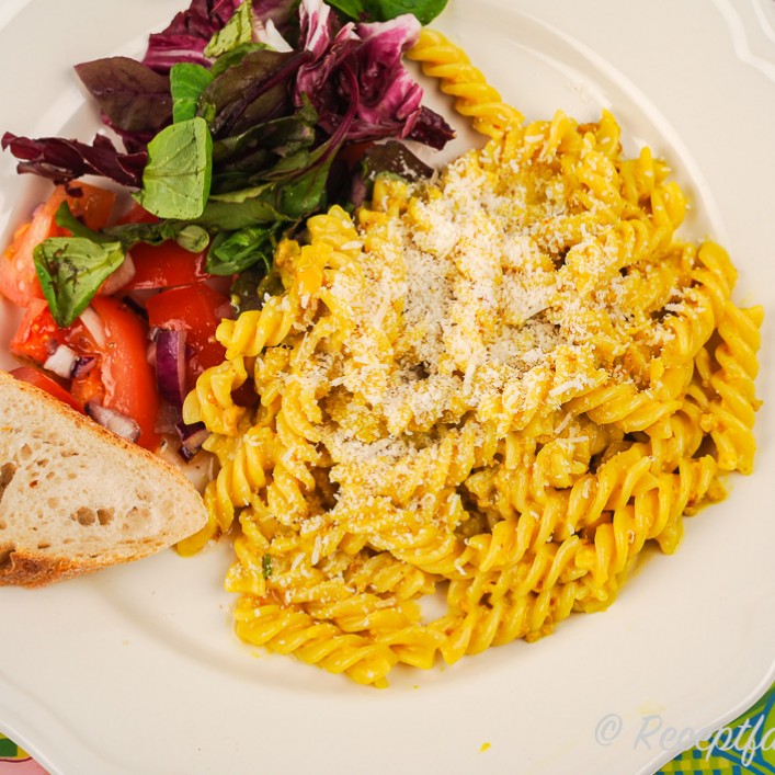 Pasta med köttfärssås med curry