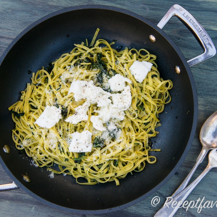 Pasta med mozzarella, spenat och vitlök