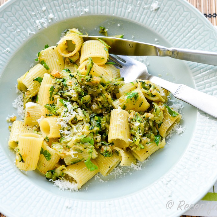 Pasta med zucchini och valnötter