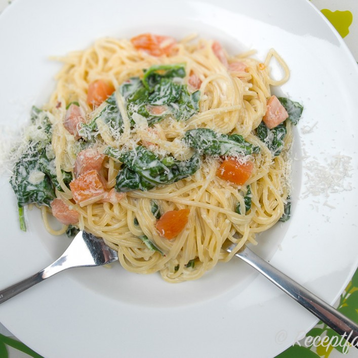 Pasta med rökt lax och spenat