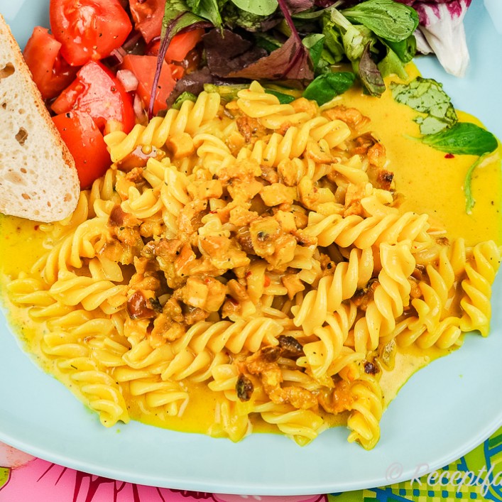 Vegetarisk pastasås med sojafärs och curry