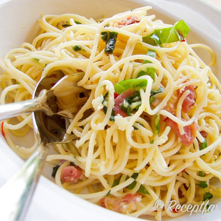 Spagetti med lufttorkad skinka och basilika