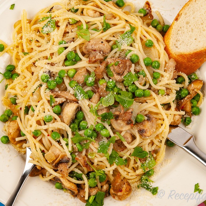 Vegetarisk pasta med svamp och ärtor