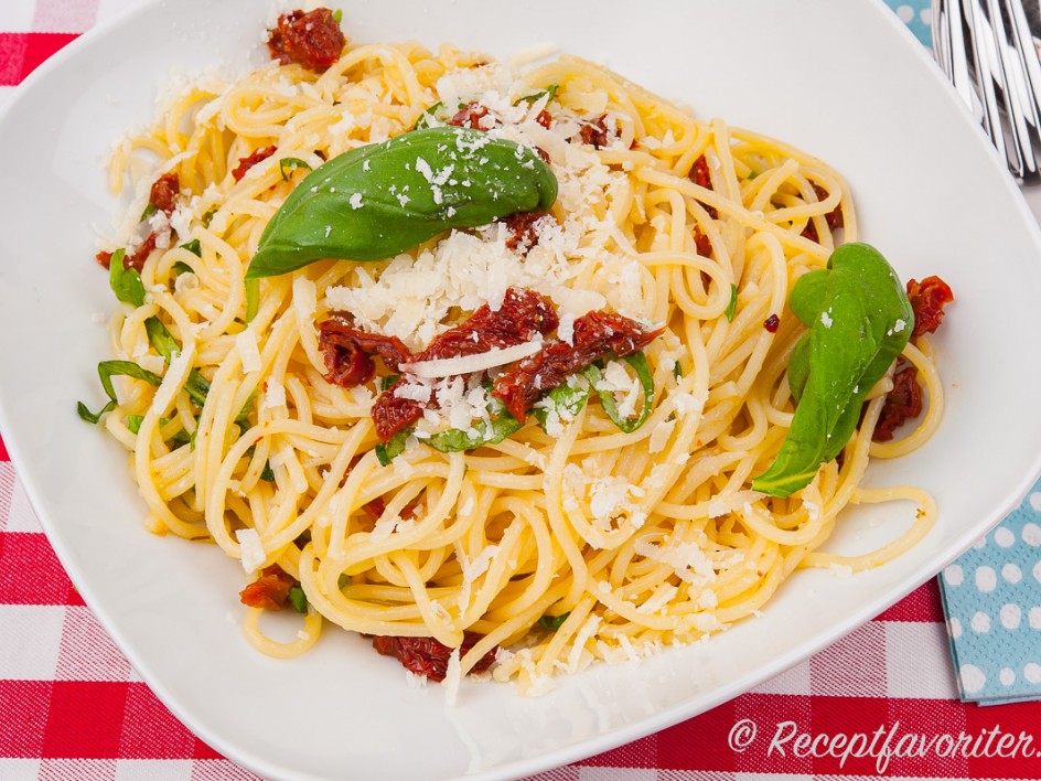 Glutenfri spaghetti med soltorkade tomater
