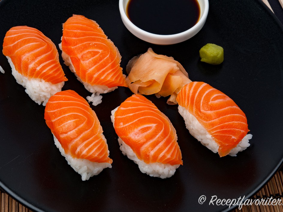 Nigiri sushi med lax